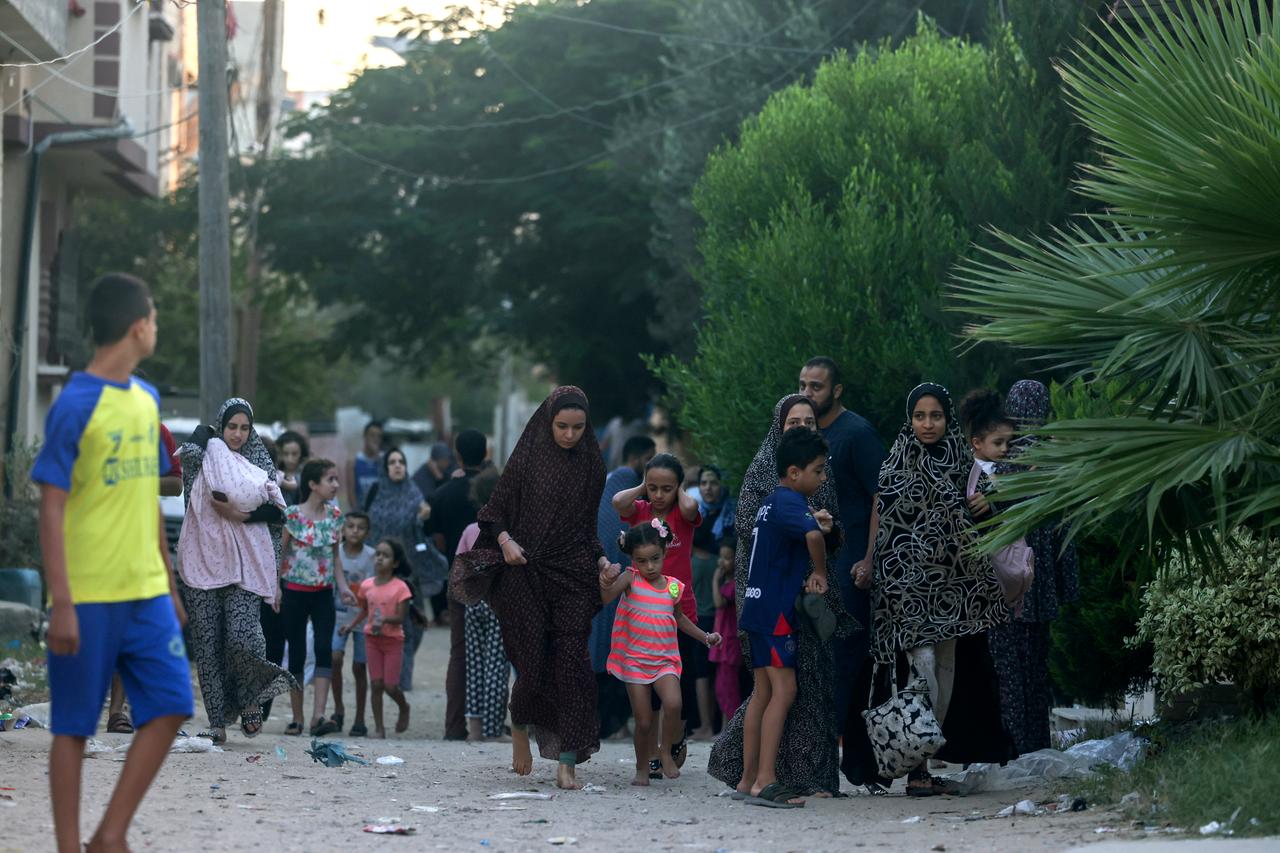 Palästinensische Familien fliehen aus dem Flüchtlingslager Rafah im Süden des Gazastreifens