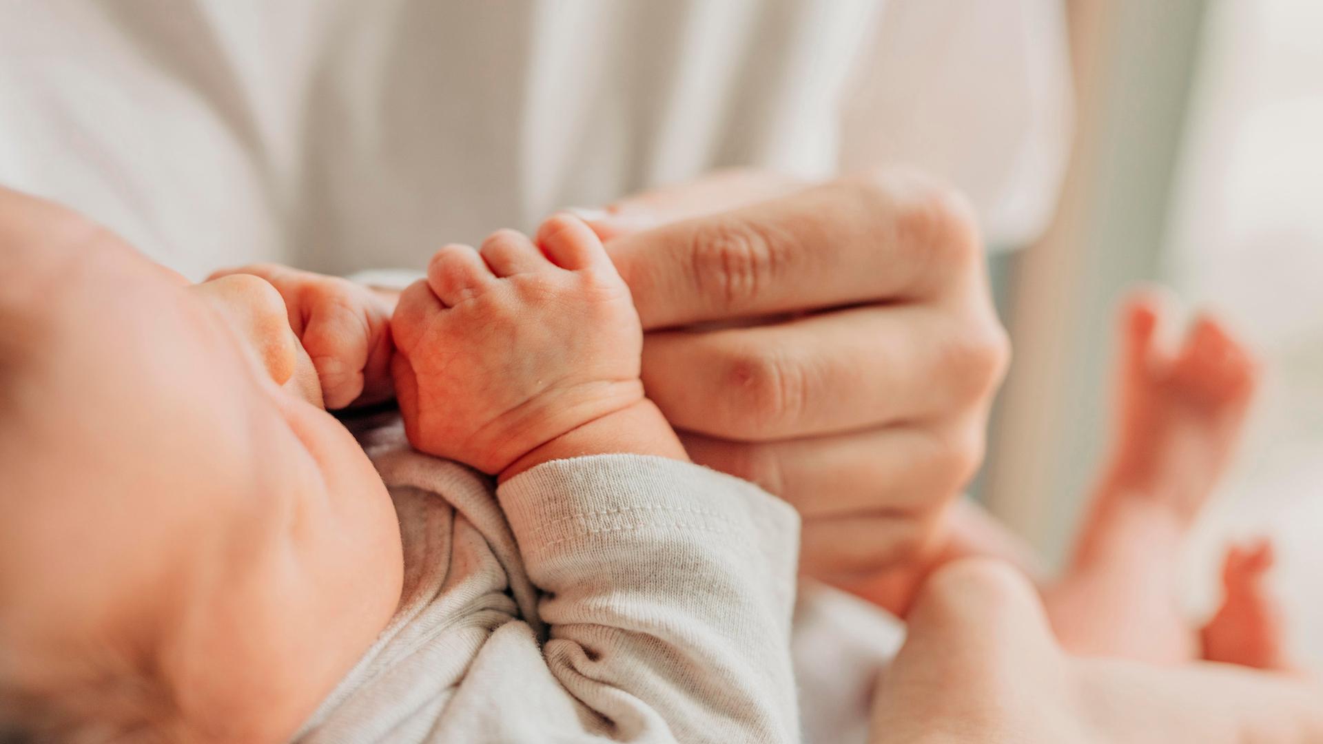 Eine Mutter hält ihr Baby auf dem Arm.