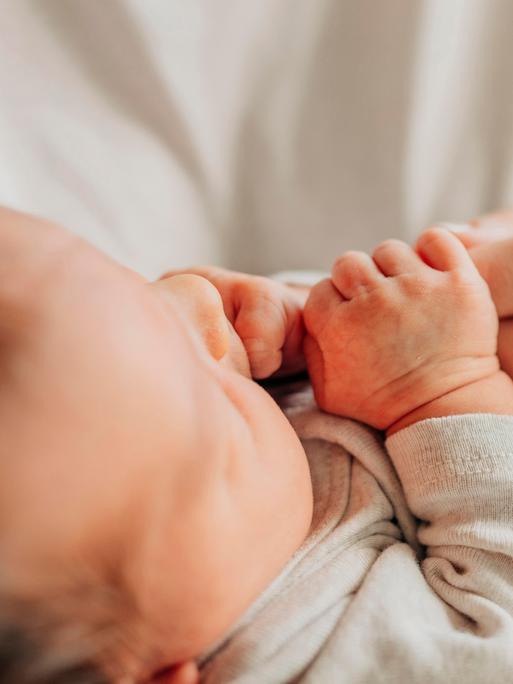 Eine Mutter hält ihr Baby auf dem Arm.