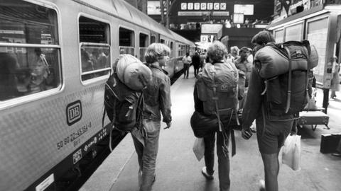Jugendliche mit Rucksäcken auf einem Bahnsteig im Hamburger Hauptbahnhof im Jahr 1982.
