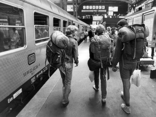 Jugendliche mit Rucksäcken auf einem Bahnsteig im Hamburger Hauptbahnhof im Jahr 1982.