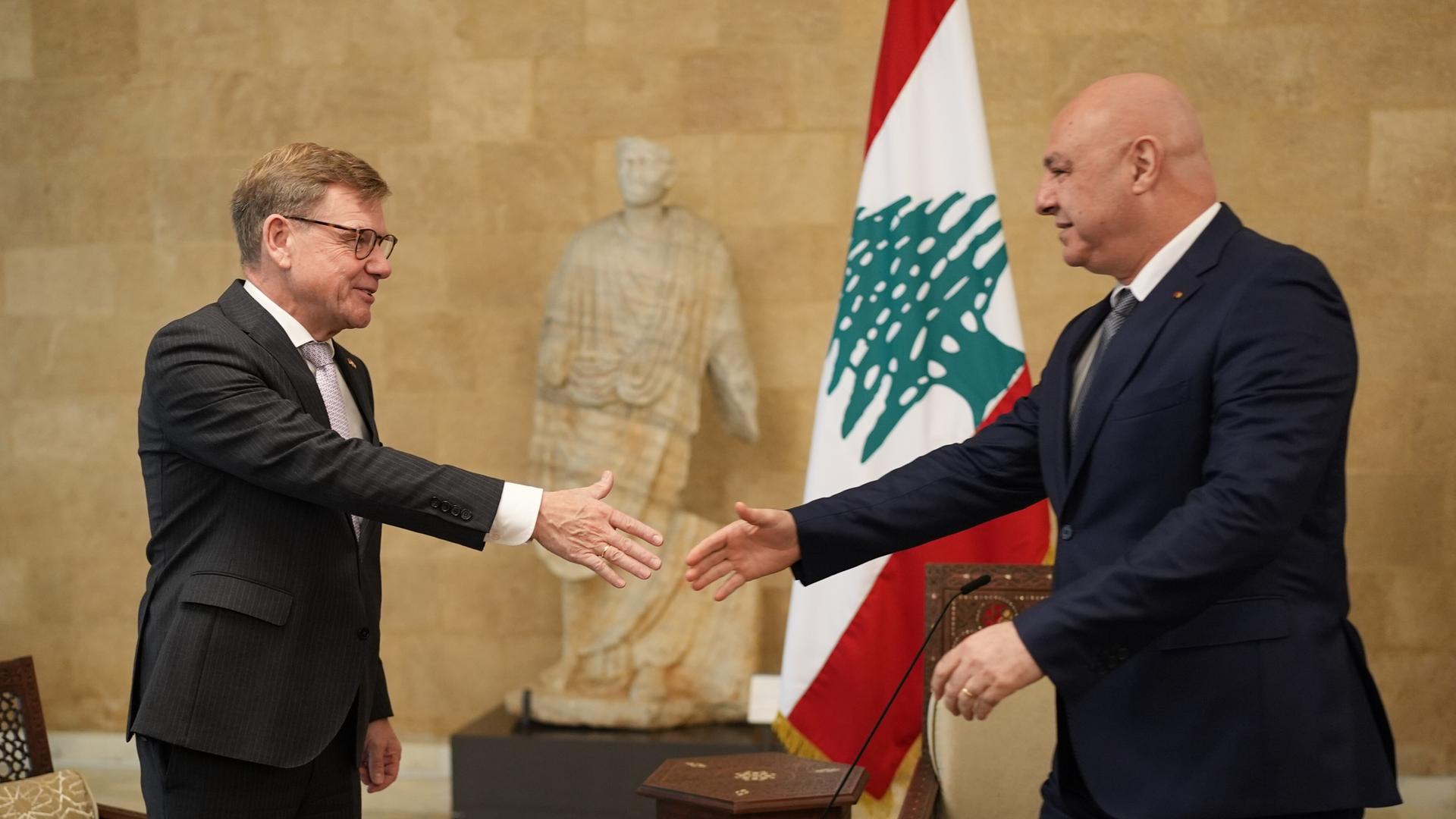 Johann Wadephul (l, CDU), Bundesminister des Auswärtigen, reicht dem libanesischen Staatspräsidenten Joseph Aoun während eines Treffens im Präsidentenpalast Baabda die Hand. Johann Wadephul (l, CDU), Bundesminister des Auswärtigen, reicht dem libanesischen Staatspräsidenten Joseph Aoun während eines Treffens im Präsidentenpalast Baabda die Hand.