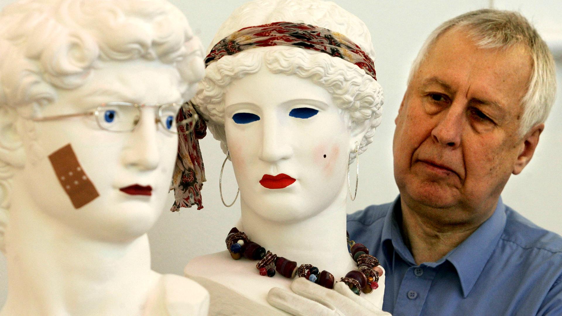 Hans-Peter Feldmann mit modisch veränderten Kopien antiker Köpfe in der Antikensammlung der Kunsthalle in Kiel Hans-Peter Feldmann mit modisch veränderten Kopien antiker Köpfe in der Antikensammlung der Kunsthalle in Kiel