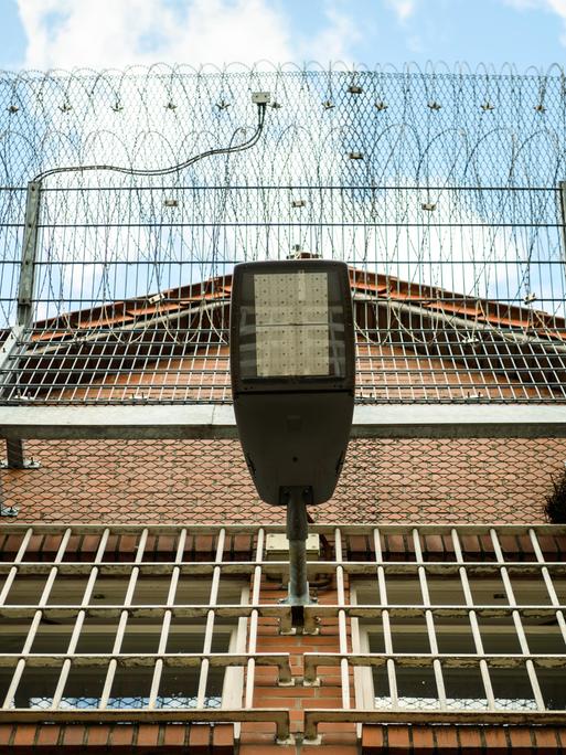 Ein Blick auf die Justizvollzugsanstalt Lingen mit vergitterten Fenstern.
