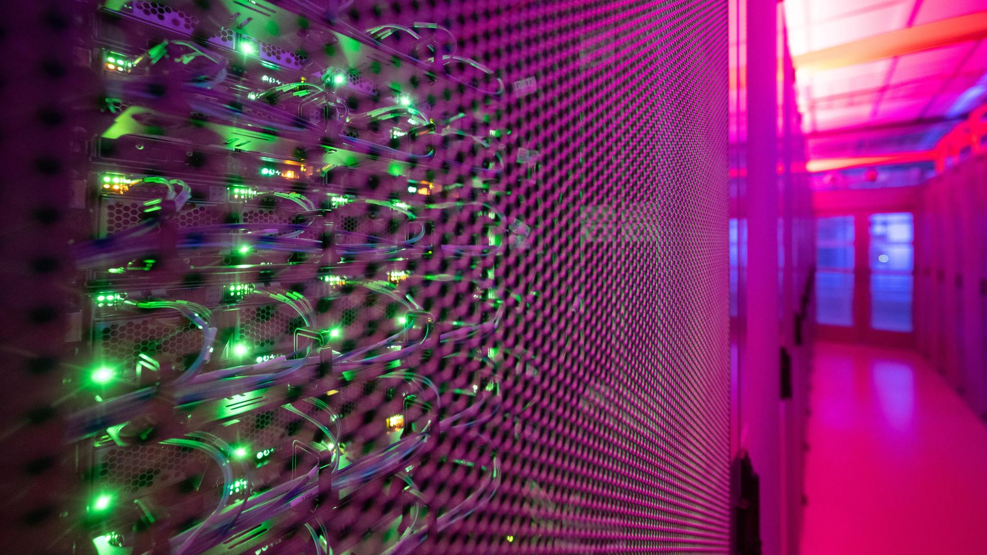 LEDs leuchten in einem Serverschrank in einem Rechenzentrum.