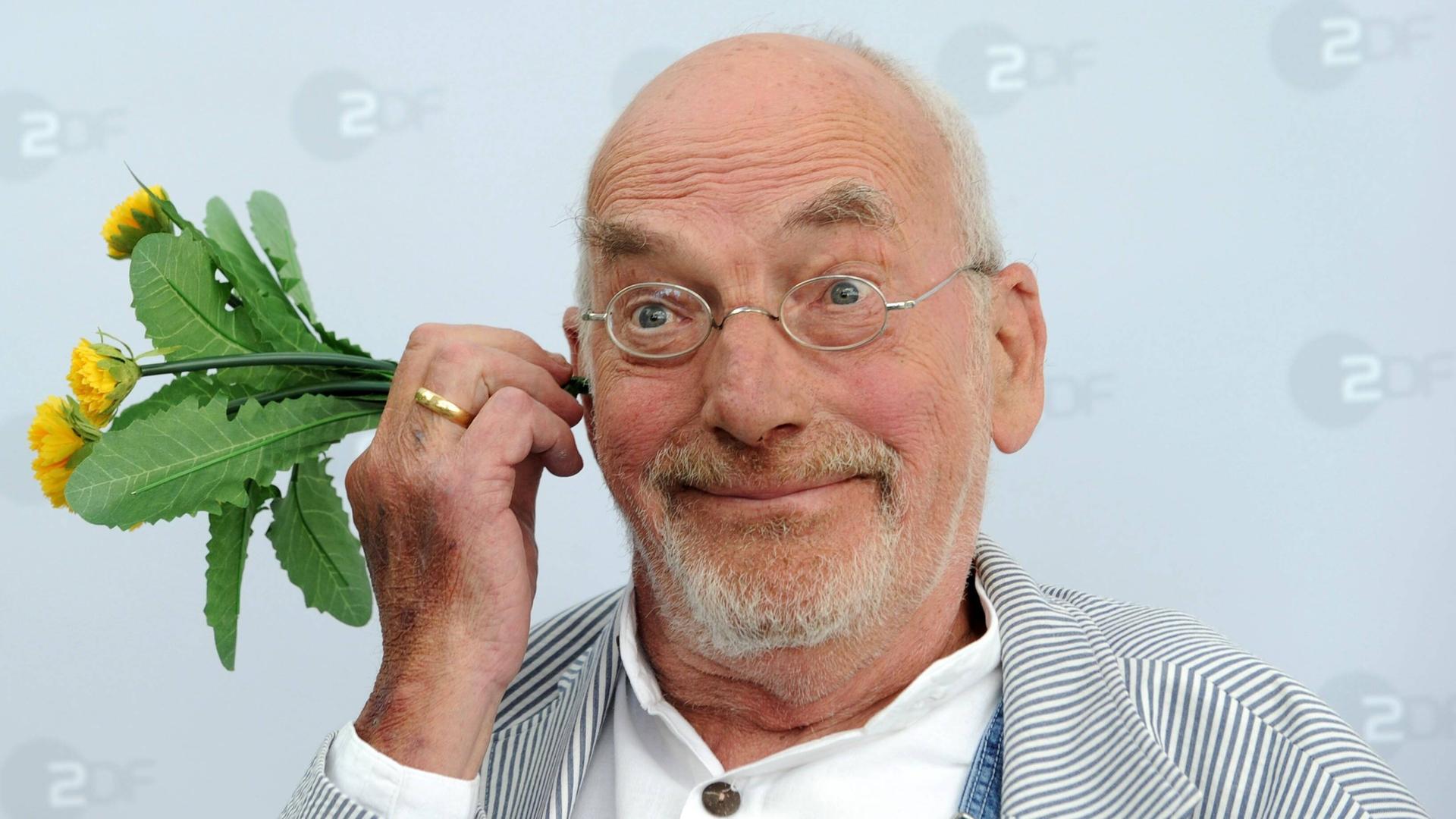 "Löwenzahn"-Moderator Peter Lustig hält sich eine Löwenzahn-Pflanze ans Ohr - bei einem Foto-Shooting anlässlich des 30-jährigen Jubiläums der ZDF-Sendung "Löwenzahn" im Jahr 2010. "Löwenzahn"-Moderator Peter Lustig hält sich eine Löwenzahn-Pflanze ans Ohr - bei einem Foto-Shooting anlässlich des 30-jährigen Jubiläums der ZDF-Sendung "Löwenzahn" im Jahr 2010.