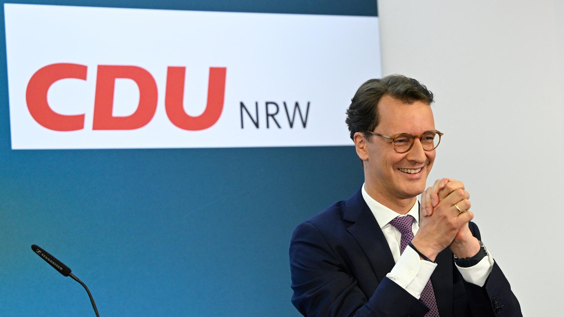 Hendrik Wüst, Amtsinhaber und Spitzenkandidat der deutschen Christdemokraten (CDU), spricht zu Unterstützern nach ersten Wahlausgangsumfragen bei den Landtagswahlen in Nordrhein-Westfalen am 15. Mai 2022 in Düsseldorf. Hendrik Wüst, Amtsinhaber und Spitzenkandidat der deutschen Christdemokraten (CDU), spricht zu Unterstützern nach ersten Wahlausgangsumfragen bei den Landtagswahlen in Nordrhein-Westfalen am 15. Mai 2022 in Düsseldorf.