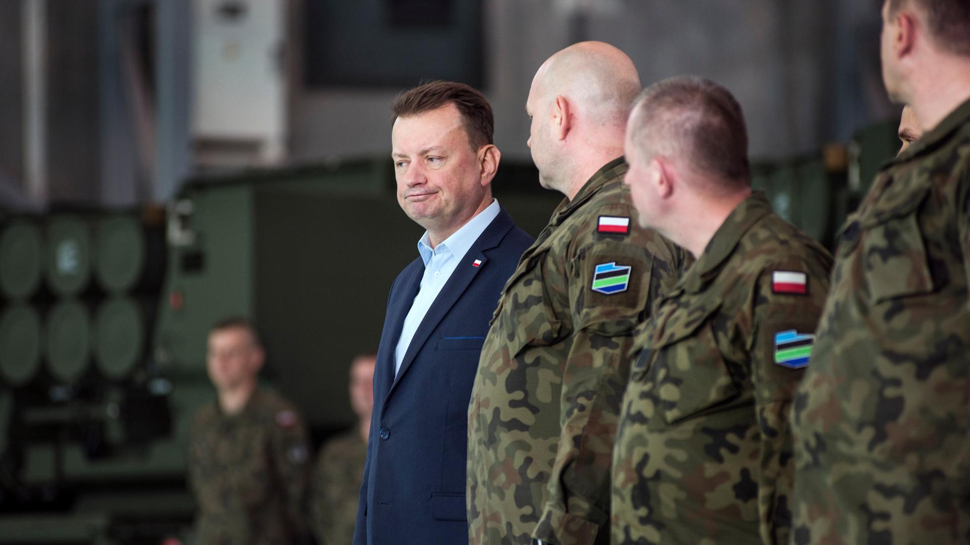 Polens Verteidigungsminister Mariusz Blaszczak während einer Zeremonie auf der Warschauer Flugbasis bei Lieferung der ersten amerikanischen Raketenwerfer HIMARS, die an der russisch-polnischen Grenze platziert werden sollen.