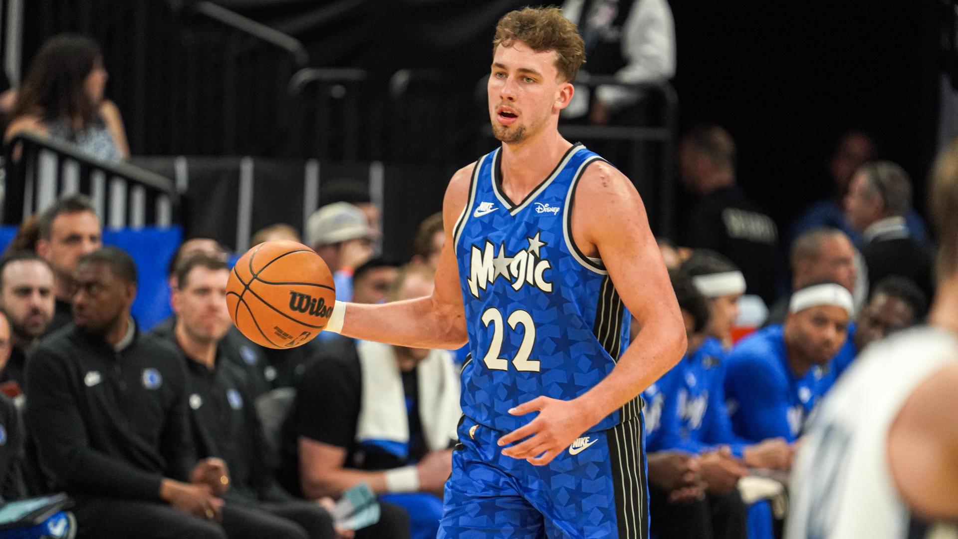 Der Basketballspieler Moritz Wagner im blauen Trikot der NBA-Mannschaft Orlando Magic mit der Nummer 22. Der Basketballspieler Moritz Wagner im blauen Trikot der NBA-Mannschaft Orlando Magic mit der Nummer 22.