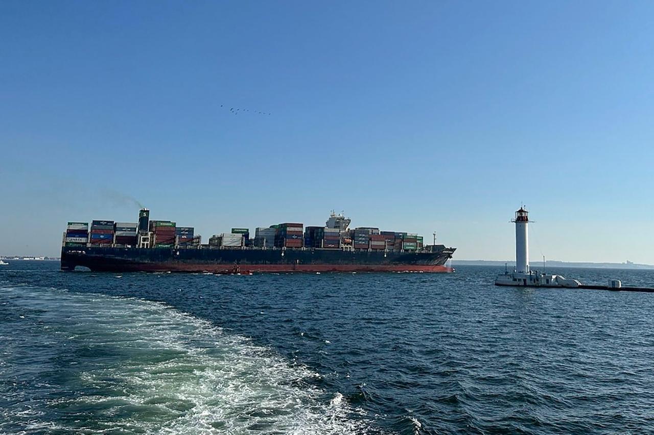 Auf diesem Foto, das von der Pressestelle des ukrainischen Infrastrukturministeriums zur Verfügung gestellt wurde, verlässt unter der Fahne Hongkongs fahrende Containerschiff Joseph Schulte den Hafen von Odessa, um durch den temporären Korridor zu fahren, der für Handelsschiffe aus den ukrainischen Schwarzmeerhäfen eingerichtet wurde.