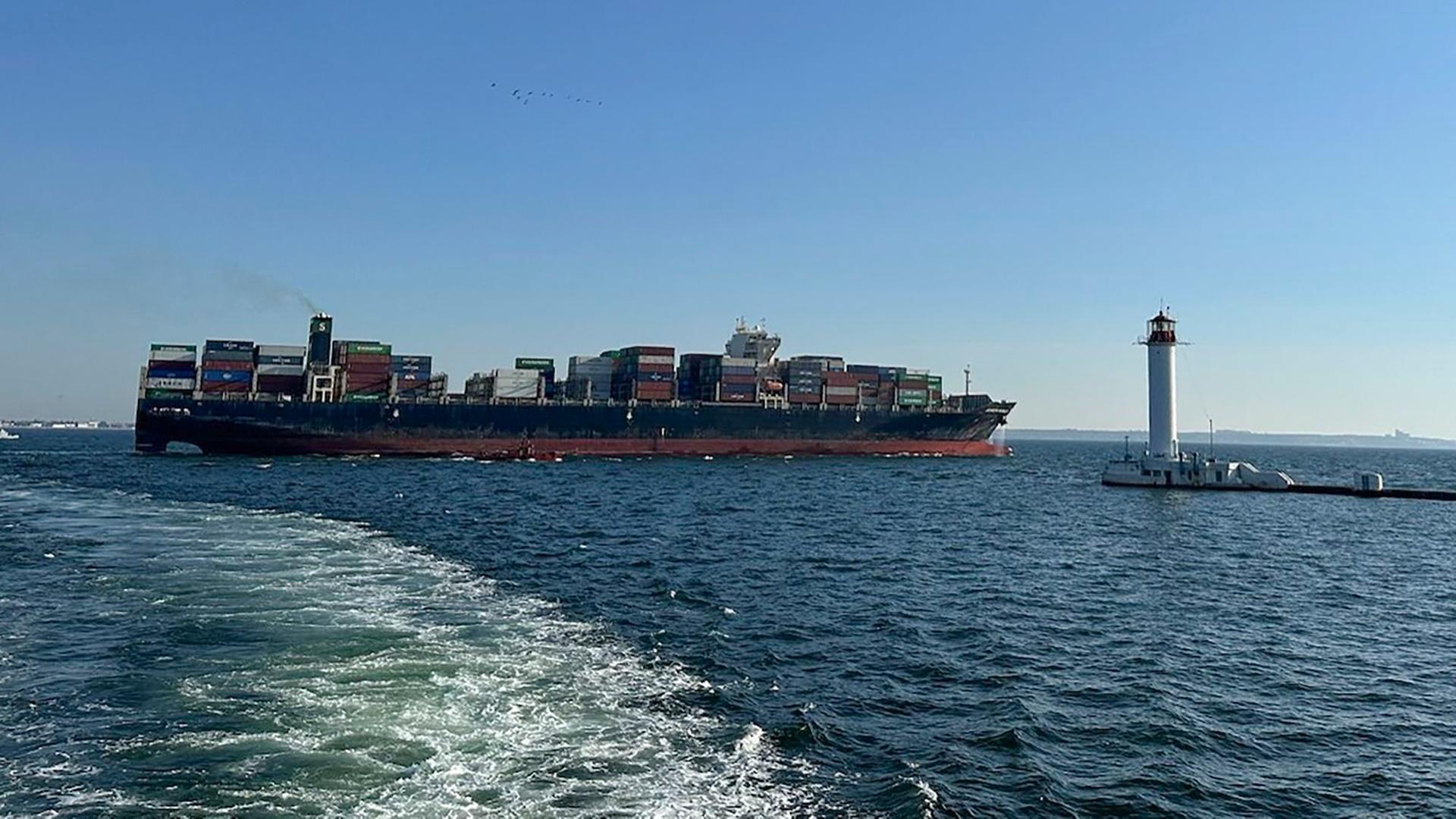 Auf diesem Foto, das von der Pressestelle des ukrainischen Infrastrukturministeriums zur Verfügung gestellt wurde, verlässt unter der Fahne Hongkongs fahrende Containerschiff Joseph Schulte den Hafen von Odessa, um durch den temporären Korridor zu fahren, der für Handelsschiffe aus den ukrainischen Schwarzmeerhäfen eingerichtet wurde.