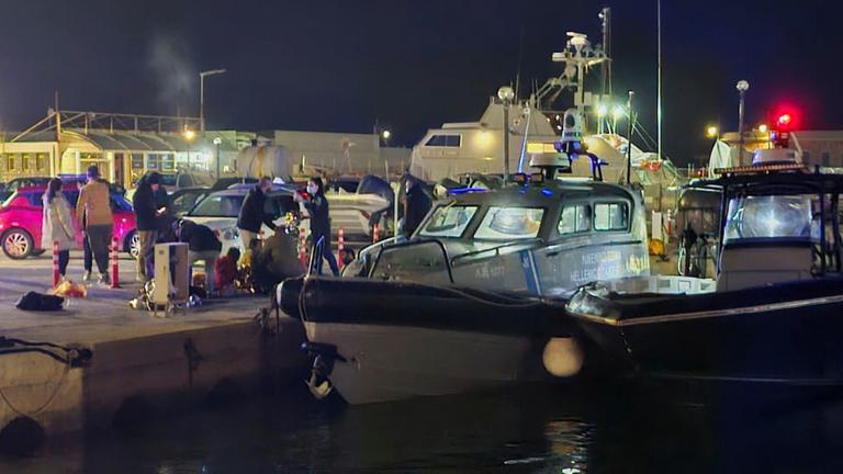 Beamte der griechischen Küstenwache bei Rettungsmaßnahmen in einem Hafen auf der ostägäischen Insel Chios. Beamte der griechischen Küstenwache bei Rettungsmaßnahmen in einem Hafen auf der ostägäischen Insel Chios.