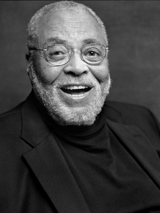 Schwarz-Weiß-Porträt des US-amerikanischen Schauspielers James Earl Jones, der in die Kamera lacht.