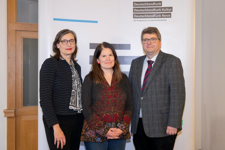 Der Vorsitz des Deutschlandradio-Hörfunkrates: Katrin Hatzinger (Vorsitzende, Mitte), Michael Deutscher (1. stv. Vorsitzender, rechts), Prof. Dr. Annette Lessmöllmann (2. stv. Vorsitzende, links)