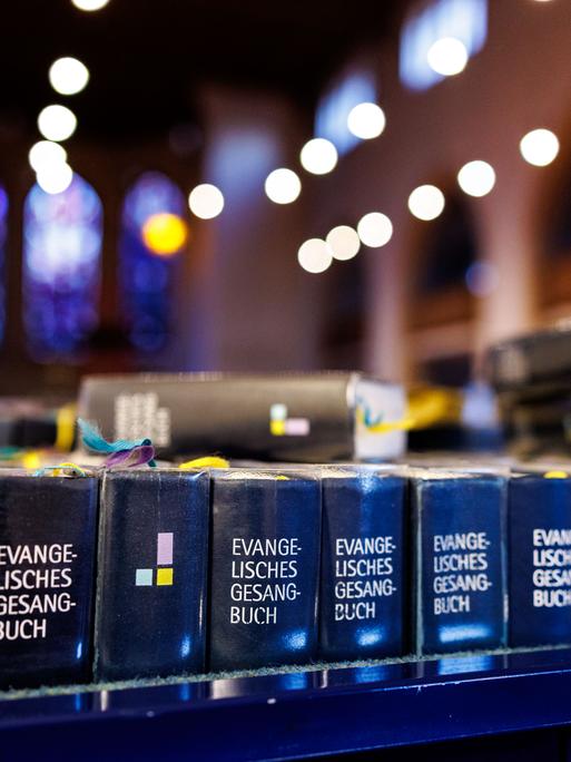 Mehrere evangelische Gesangbcher liegen in einer Kirche in München (Bayern) aus.