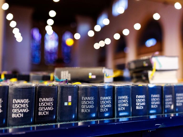 Mehrere evangelische Gesangbcher liegen in einer Kirche in München (Bayern) aus.