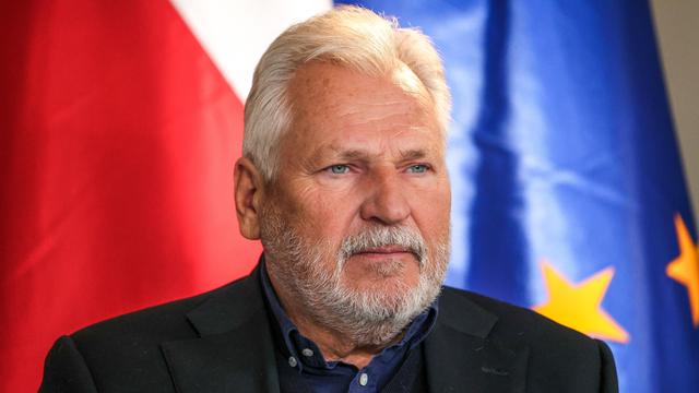 Der frühere polnische Präsident Aleksander Kwasniewski mit weißem Bart vor der polnischen und der EU-Fahne. 