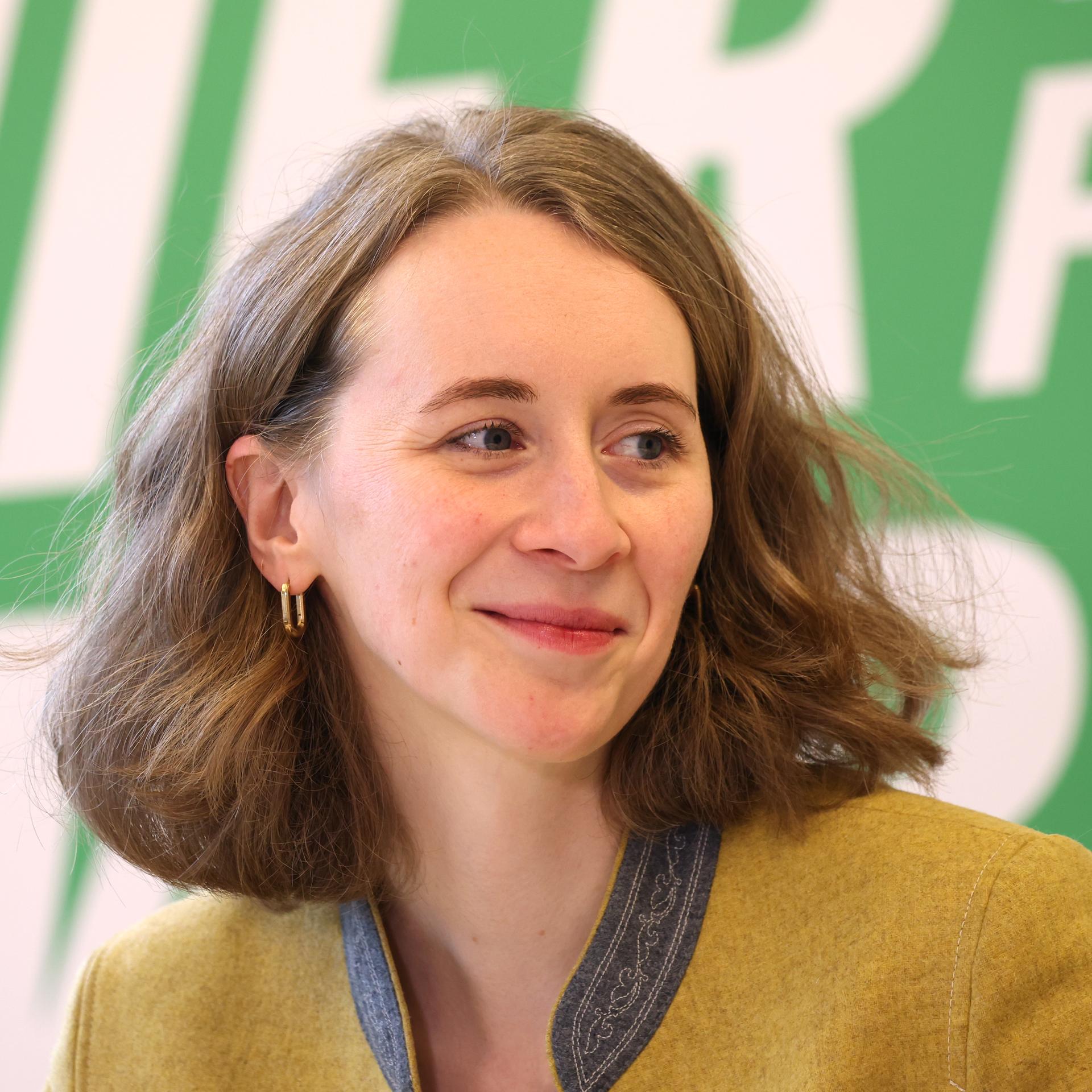 München: Eva Lettenbauer, Co-Parteivorsitzende der bayerischen Grünen, sitzt bei einer Pressekonferenz.