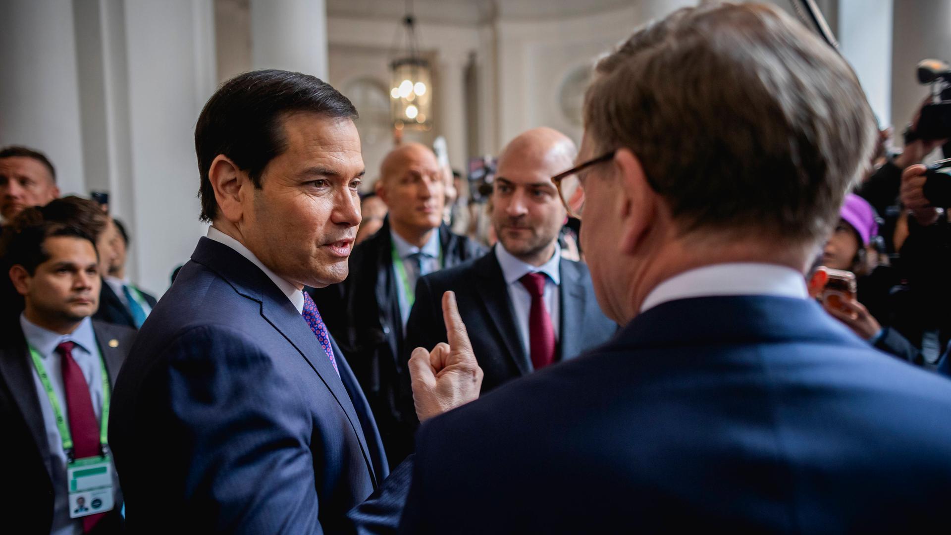 US-Außenminister Rubio und sein deutscher Amtskollege Wadephul (r.), mit dem Rücken zur Kamera, bei der Münchner Sicherheitskonferenz