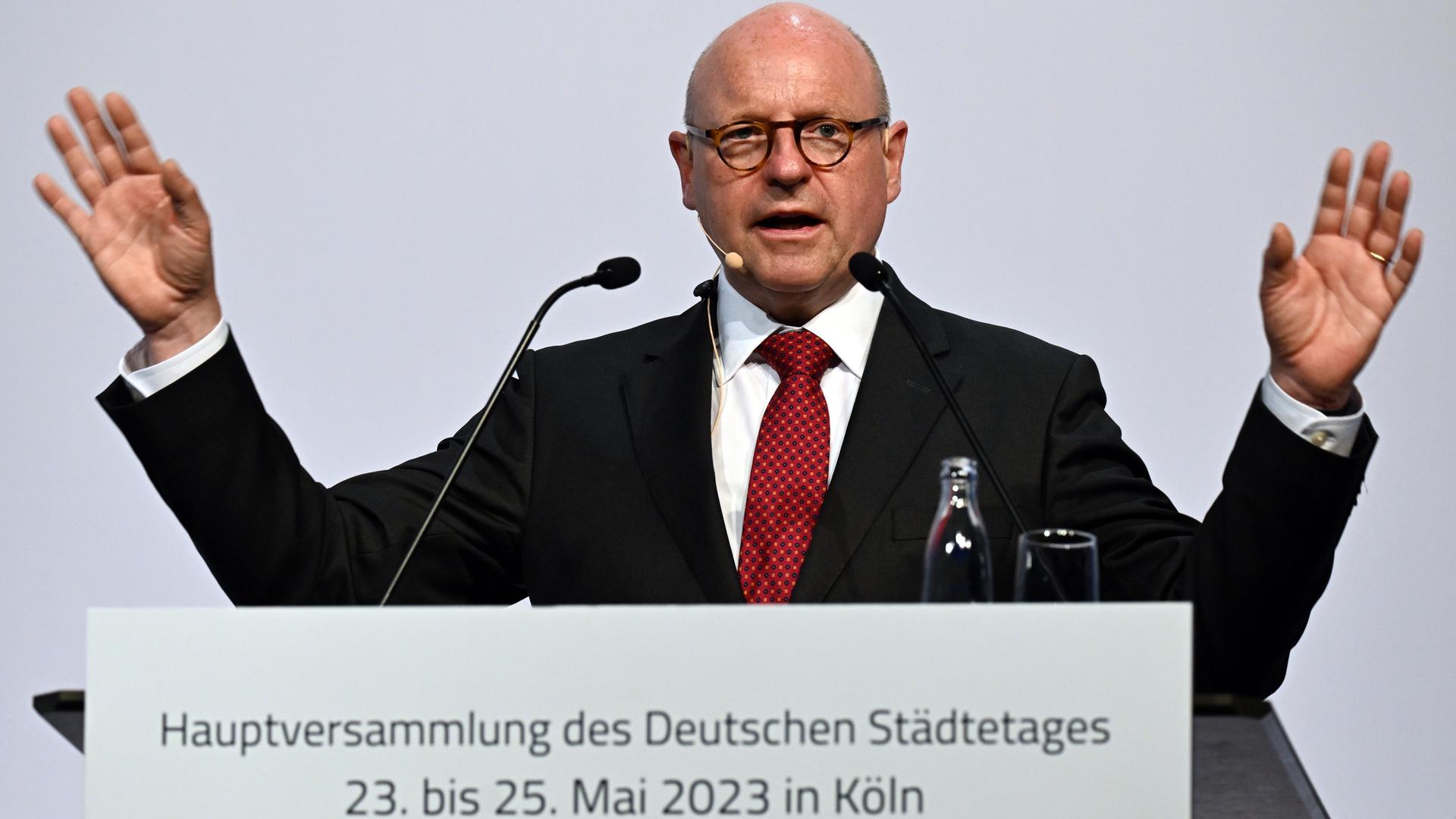 Nordrhein-Westfalen, Köln: Markus Lewe, Präsident des Deutschen Städtetages und Oberbürgermeister der Stadt Münster, spricht während der Hauptversammlung des Deutschen Städtetages. Nordrhein-Westfalen, Köln: Markus Lewe, Präsident des Deutschen Städtetages und Oberbürgermeister der Stadt Münster, spricht während der Hauptversammlung des Deutschen Städtetages.