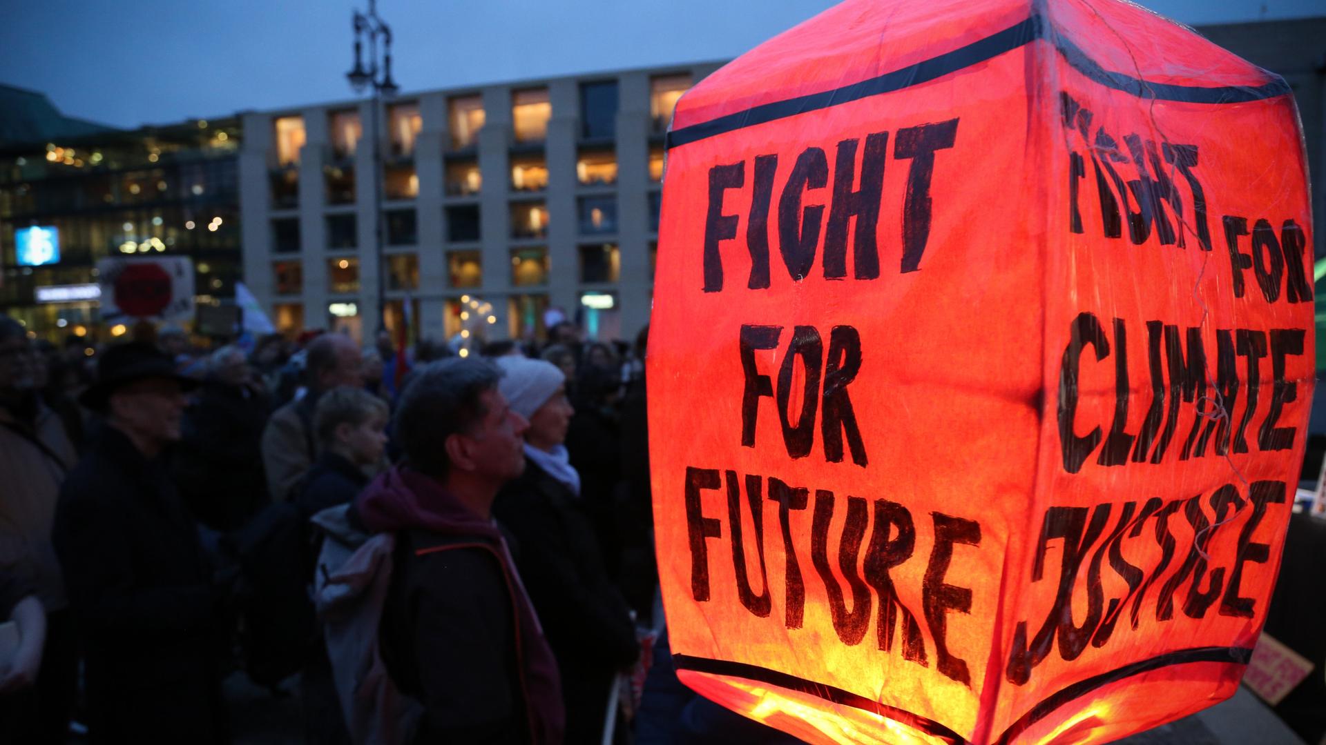 Demonstranten nehmen an einer Fridays-for-Future-Demonstration im Rahmen des globalen Klimastreiks am Brandenburger Tor in Berlin teil.