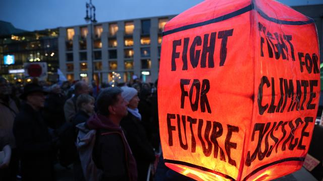 Demonstranten nehmen an einer Fridays-for-Future-Demonstration im Rahmen des globalen Klimastreiks am Brandenburger Tor in Berlin teil. Demonstranten nehmen an einer Fridays-for-Future-Demonstration im Rahmen des globalen Klimastreiks am Brandenburger Tor in Berlin teil.