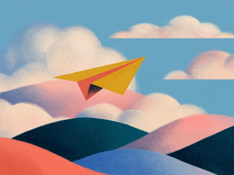 Illustration eines Papierfliegers, der über pastellfarbenen Hügeln und Wolken an einem ruhigen Himmel schwebt. Illustration eines Papierfliegers, der über pastellfarbenen Hügeln und Wolken an einem ruhigen Himmel schwebt.
