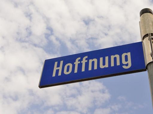 Auf einem Straßenschild ist gegen den Himmel fotografiert "Hoffnung" zu lesen.