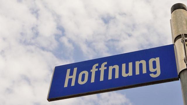 Auf einem Straßenschild ist gegen den Himmel fotografiert "Hoffnung" zu lesen.