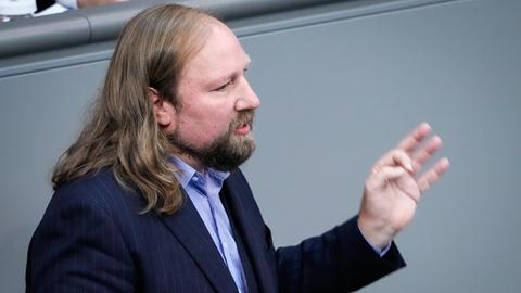 Anton Hofreiter gestikuliert bei einer Rede im Deutschen Bundestag in Berlin.