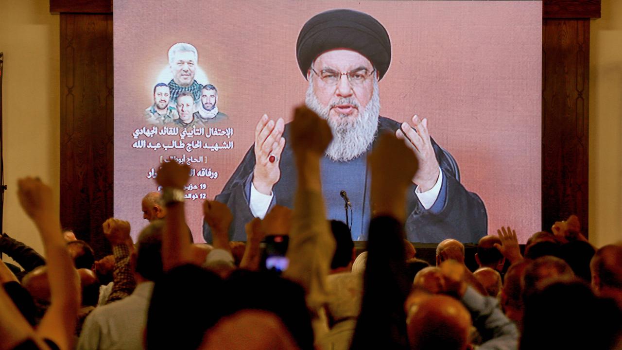 Hassan Nasrallah, der Hisbollah-Chef, ist bei einer TV-Ansprache auf einem großen Bildschirm vor Unterstützern in Beirut zu sehen.