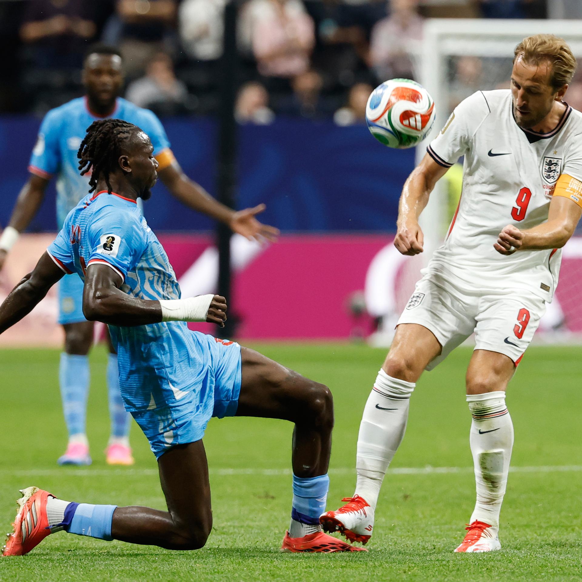 England's Harry Kane (9) und Kongos Ngalayel Mukau kämpfen um den Ball.