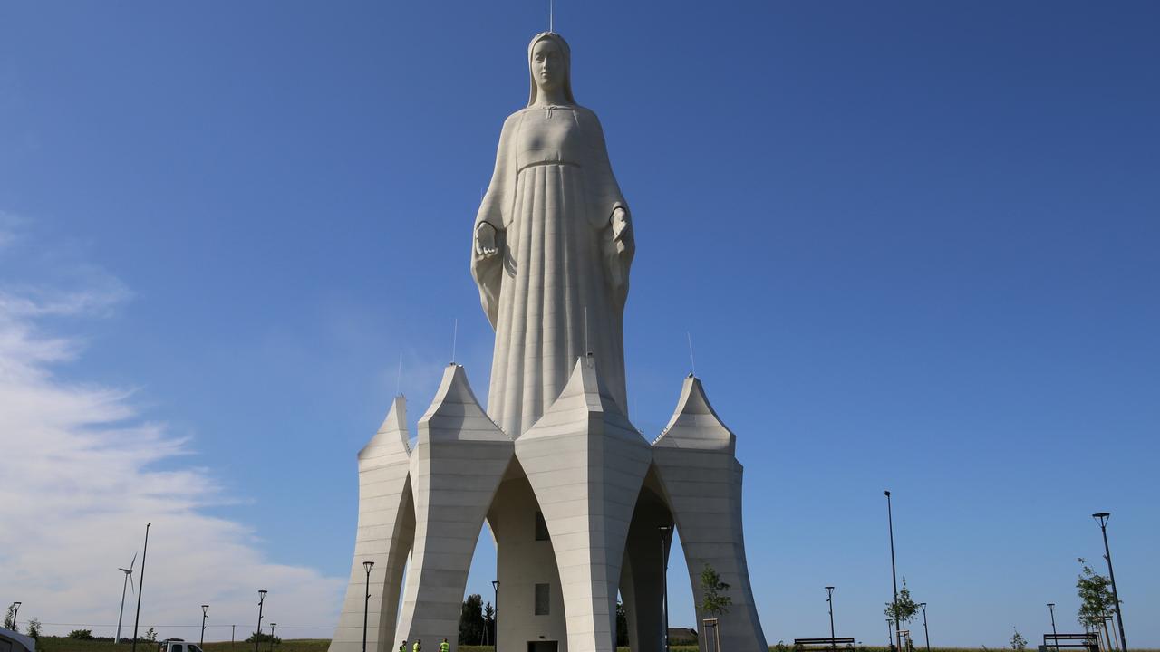 Eine riesige Marienstatue steht im polnischen Dorf Konotopie. Das mehr als 55 Meter hohe Bauwerk ist aus Beton.