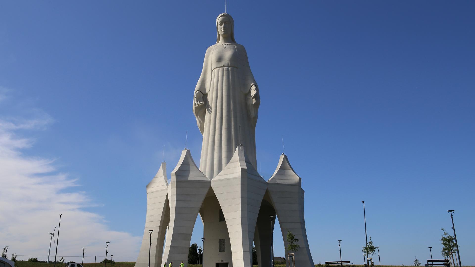 Eine riesige Marienstatue steht im polnischen Dorf Konotopie. Das mehr als 55 Meter hohe Bauwerk ist aus Beton. Eine riesige Marienstatue steht im polnischen Dorf Konotopie. Das mehr als 55 Meter hohe Bauwerk ist aus Beton.