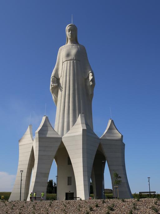 Eine riesige Marienstatue steht im polnischen Dorf Konotopie. Das mehr als 55 Meter hohe Bauwerk ist aus Beton.