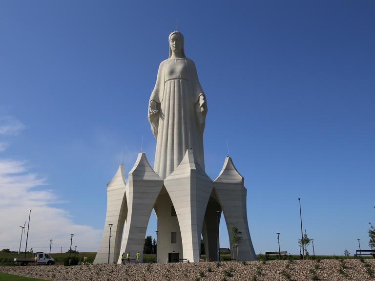Eine riesige Marienstatue steht im polnischen Dorf Konotopie. Das mehr als 55 Meter hohe Bauwerk ist aus Beton.