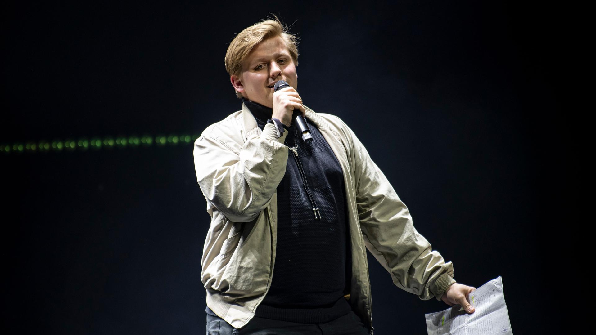 Sebastian "EL Hotzo" Hotz spricht bei der Verleihung des Preis für Popkultur auf der Bühne. Die vom Verein zur Förderung der Popkultur vergebene Auszeichnung wird zum sechsten Mal verliehen. Sebastian "EL Hotzo" Hotz spricht bei der Verleihung des Preis für Popkultur auf der Bühne. Die vom Verein zur Förderung der Popkultur vergebene Auszeichnung wird zum sechsten Mal verliehen.