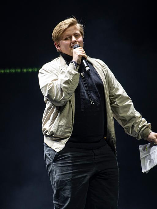 Sebastian "EL Hotzo" Hotz spricht bei der Verleihung des Preis für Popkultur auf der Bühne. Die vom Verein zur Förderung der Popkultur vergebene Auszeichnung wird zum sechsten Mal verliehen.