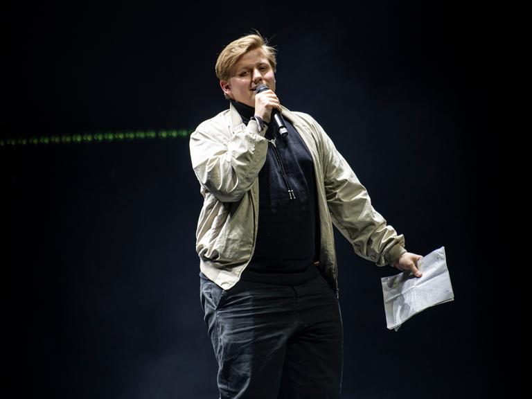 Sebastian "EL Hotzo" Hotz spricht bei der Verleihung des Preis für Popkultur auf der Bühne. Die vom Verein zur Förderung der Popkultur vergebene Auszeichnung wird zum sechsten Mal verliehen.