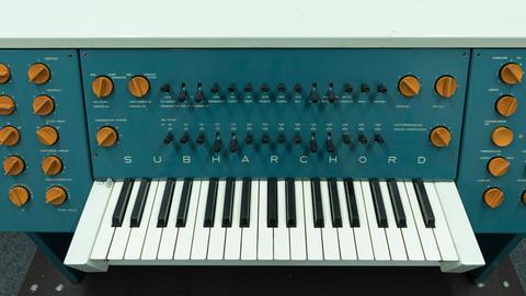 Detailaufnahme des Subharchords mit Knopfreglern und einem Tastenmanual
