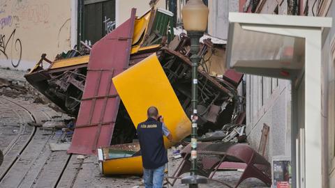 Lissabon: Polizeibeamte inspizieren die Stelle, an der eine Straßenbahn für Touristen entgleist ist. 