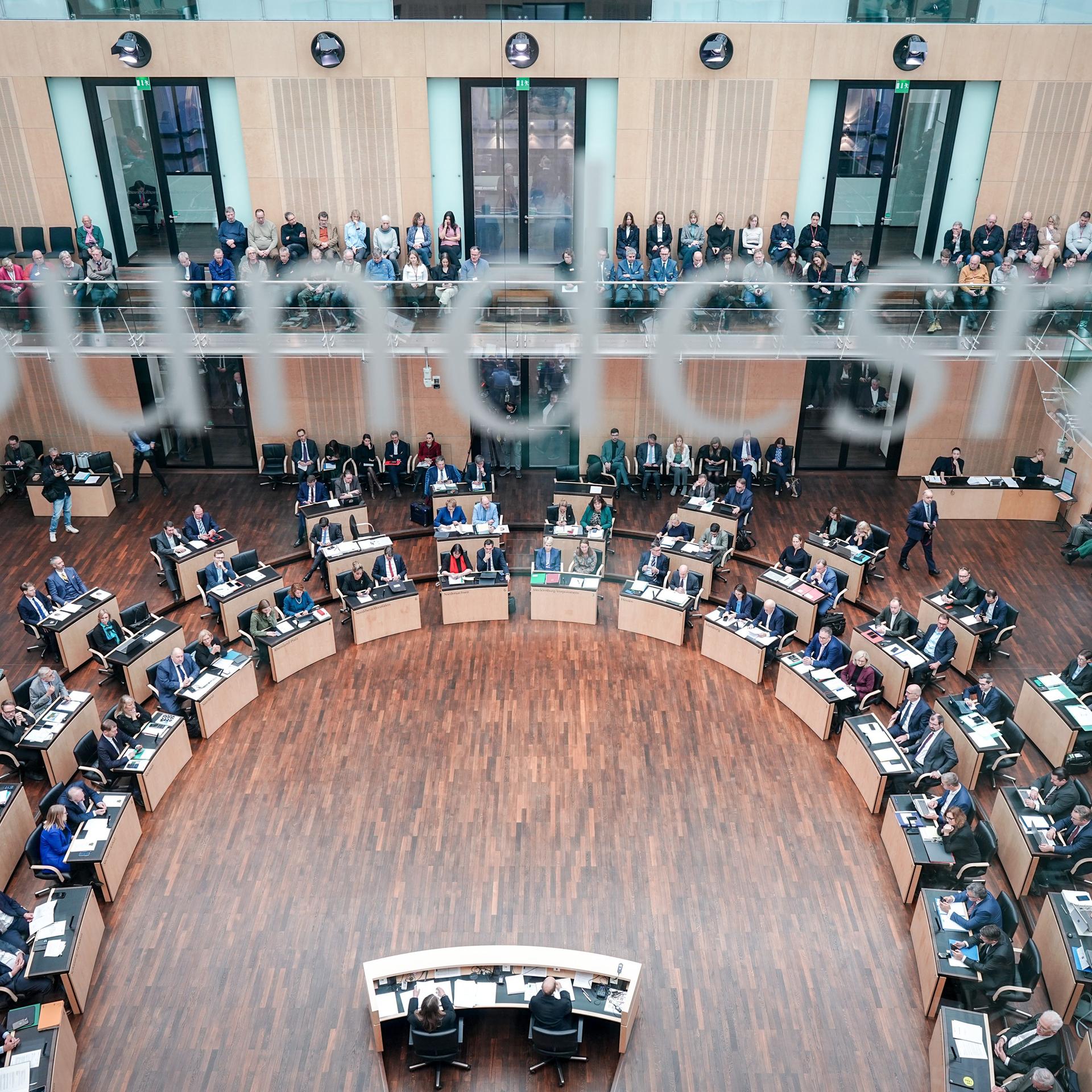 Blick von oben in den Bundesrat