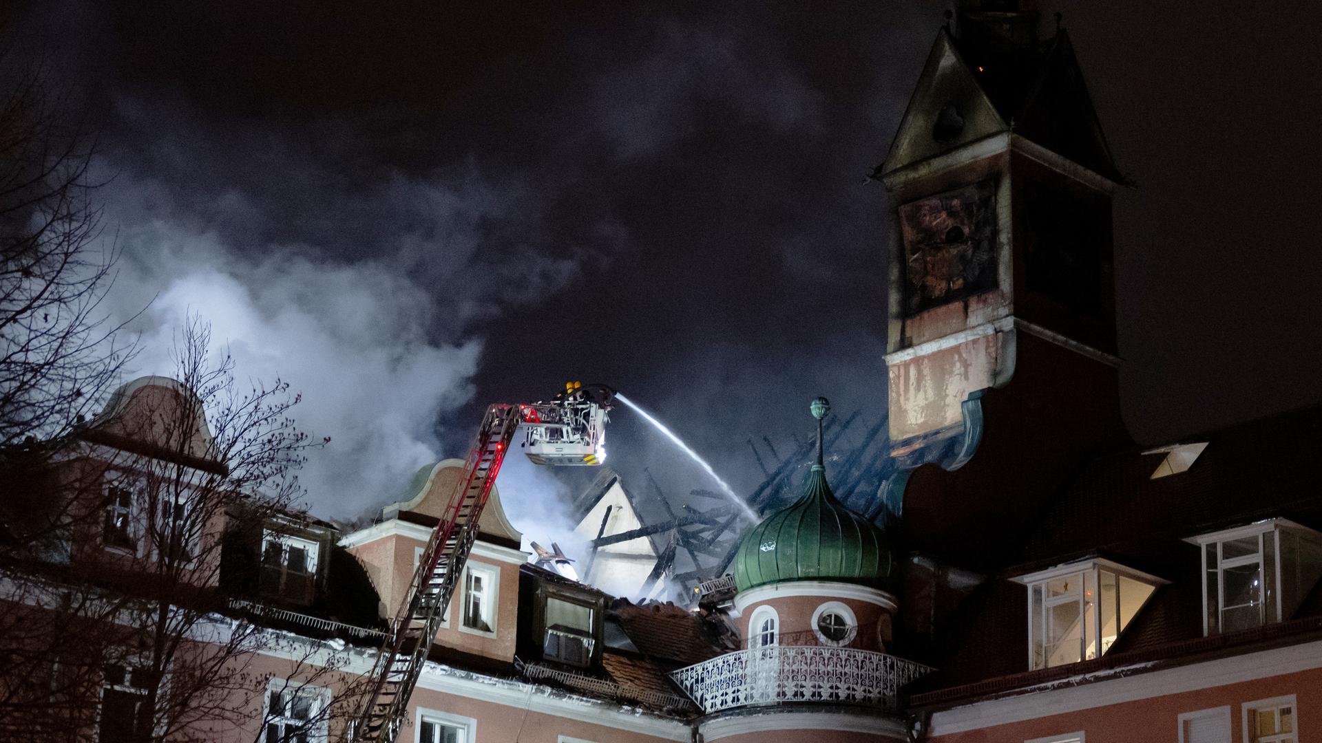 Feuerwehrleute löschen einen Brand in einem Altenheim in der Innenstadt von München. Bei dem Feuer wurden mehrere Bewohner leicht verletzt. 