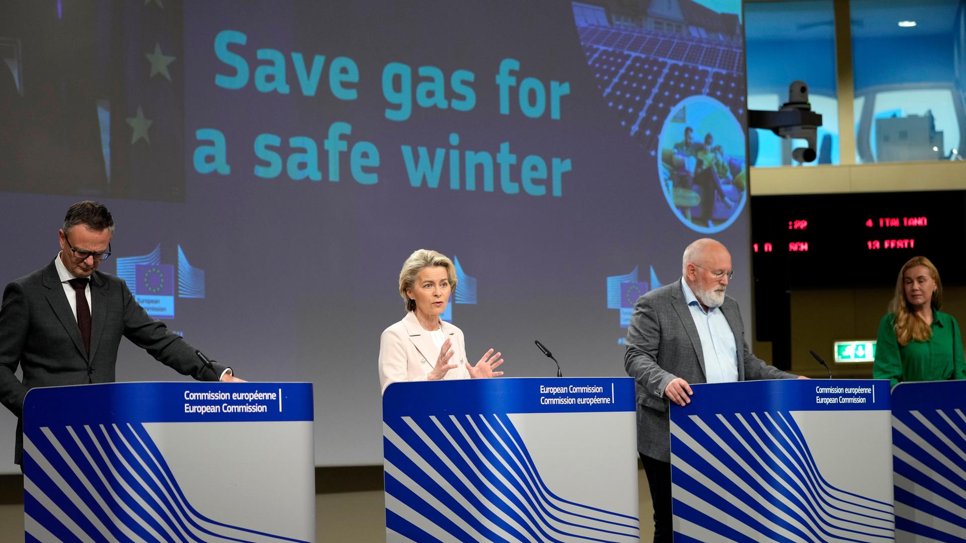 Auf dem Bild siet man die Präsidentin von der EU-Kommission,  Ursula von der Leyen. Sie stellt in Brüssel den Gas-Notfall-Plan vor.  