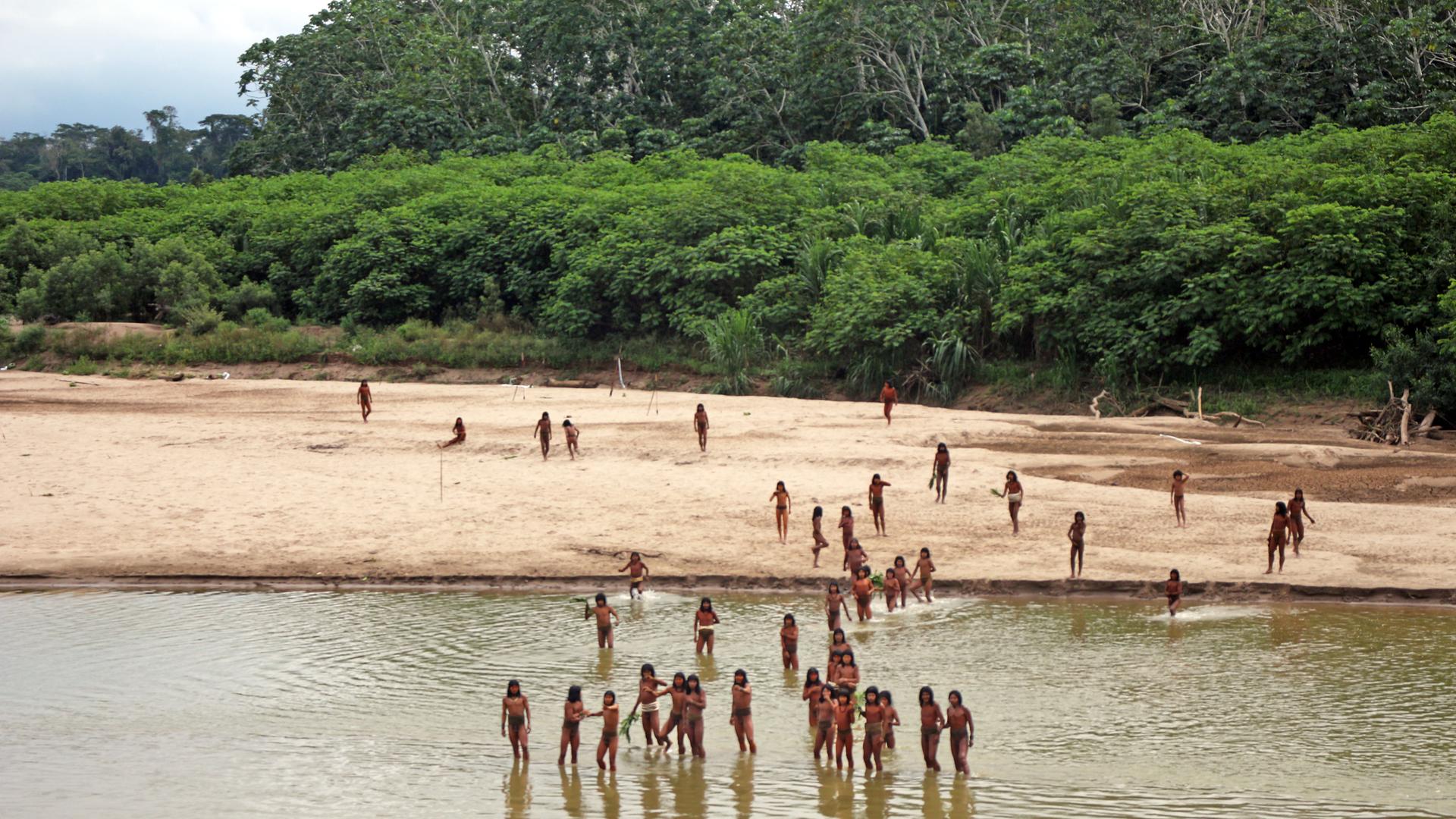 Indigenes Volk der Mashco Piro am Strand im peruanischen Regenwald 