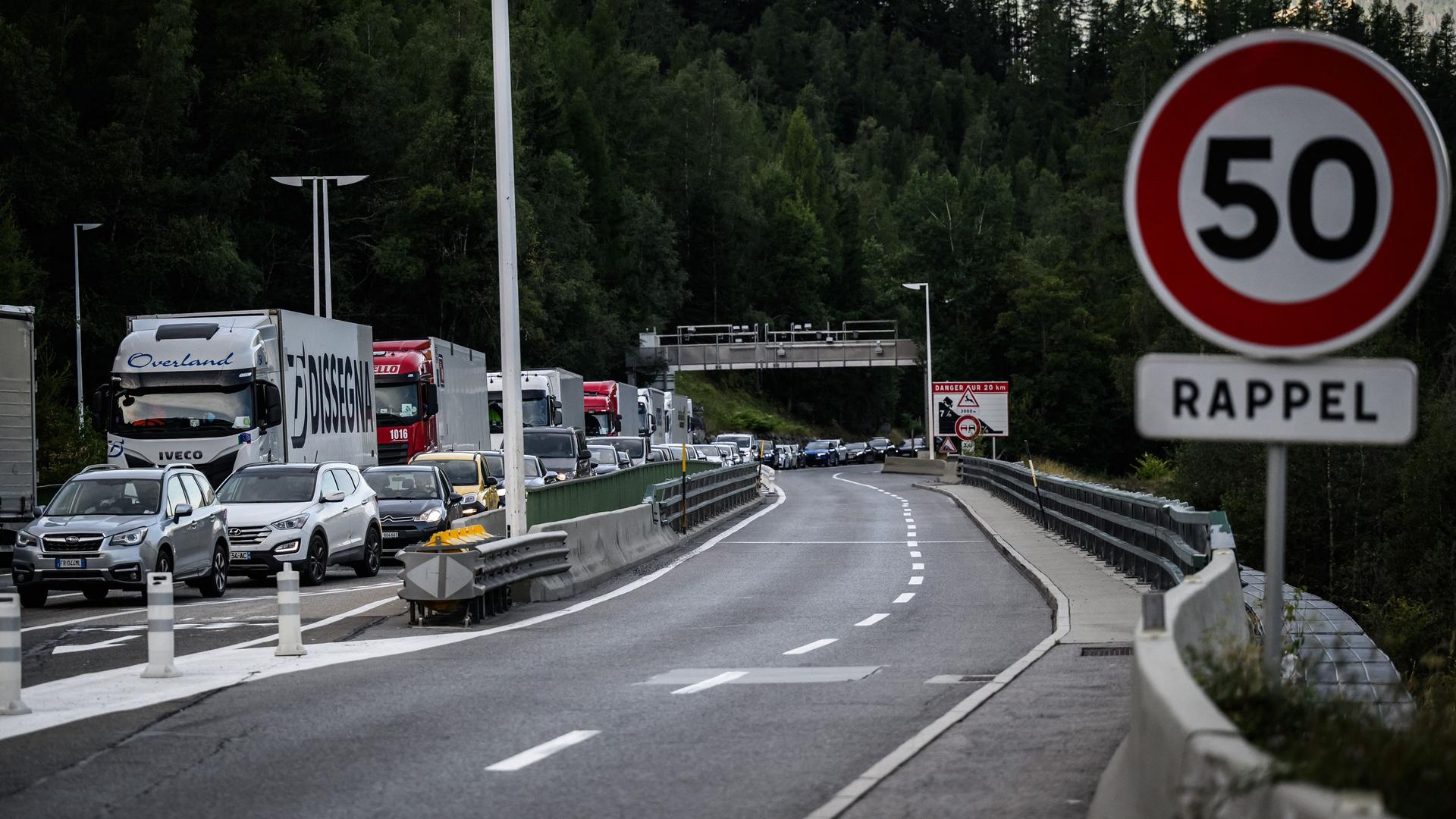 Lkw und Autos kommen in Charmonix aus dem Mont-Blanc-Tunnel gefahren.