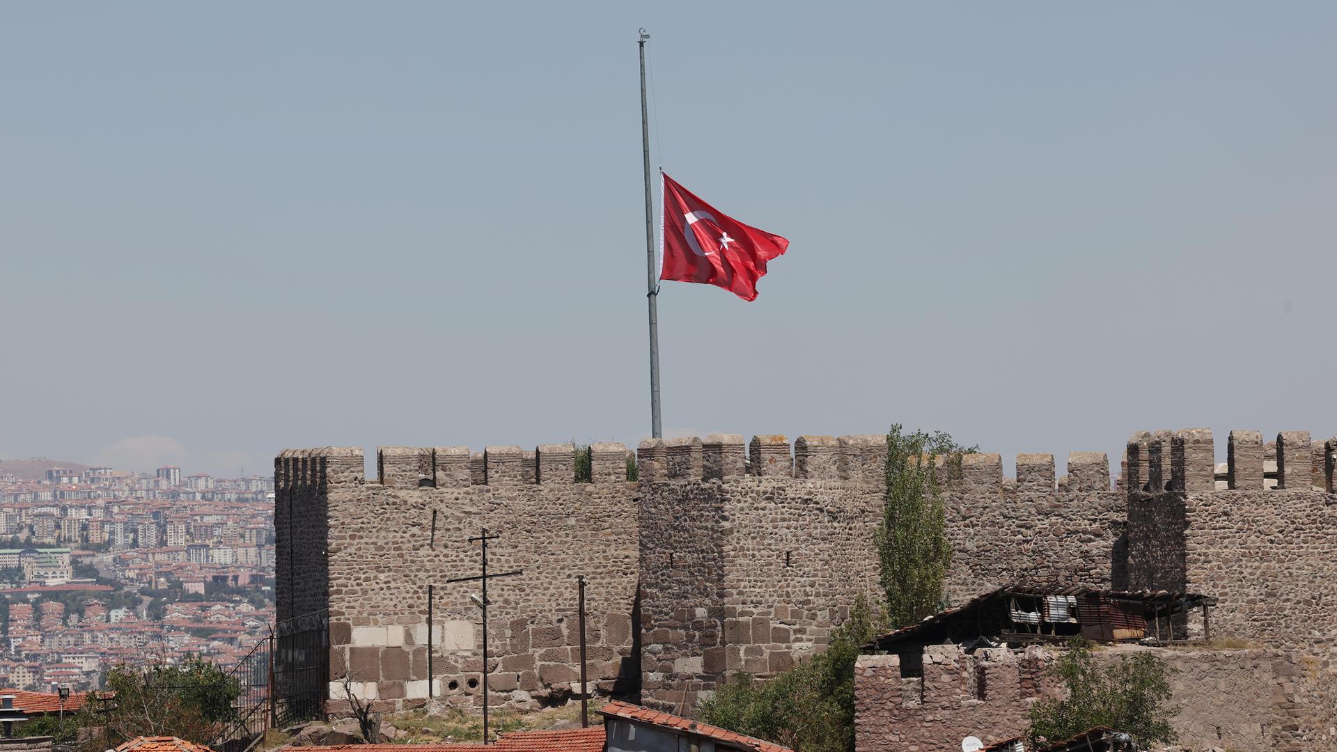 Eine türkische Flagge wurde nach der Ermordung des politischen Hamas-Führers Hanija am 2. August 2024 auf Halbmast gesetzt.