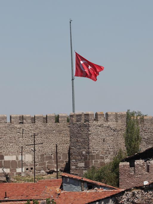 Eine türkische Flagge wurde nach der Ermordung des politischen Hamas-Führers Hanija am 2. August 2024 auf Halbmast gesetzt.