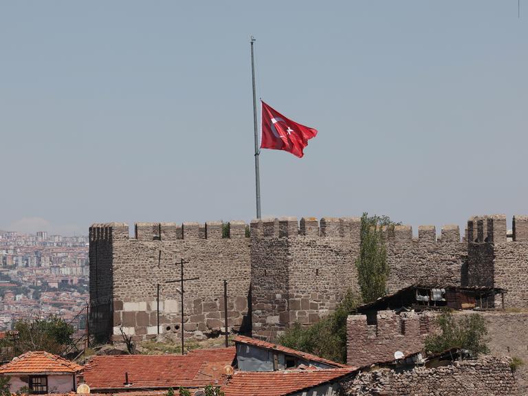 Eine türkische Flagge wurde nach der Ermordung des politischen Hamas-Führers Hanija am 2. August 2024 auf Halbmast gesetzt.