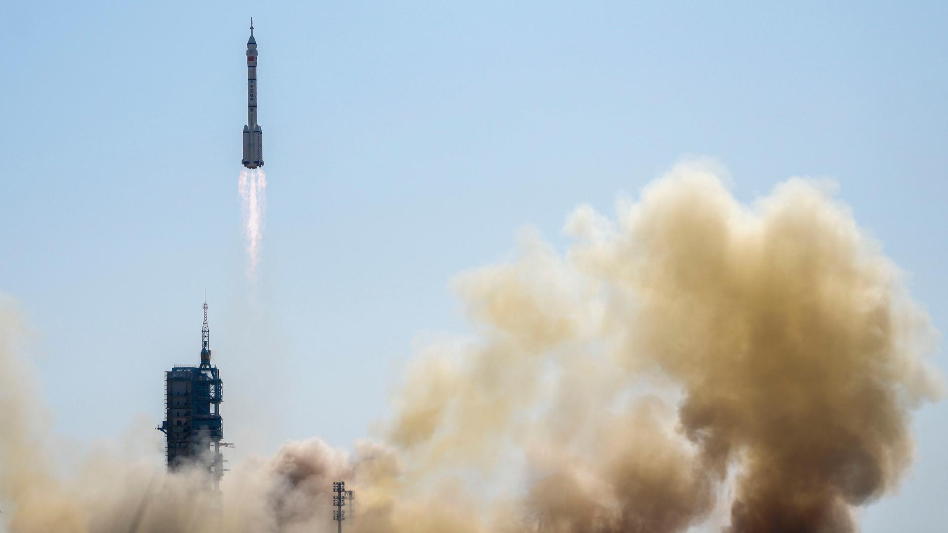 Eine Rakete startet von dem chinesischen Weltraumbahnhof Jiuquan.